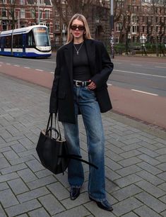 90 Minimalist Fashion, Fall Minimalist Outfit, Outfit Sera, Minimalist Fall Outfit, Minimalist Winter Outfit, Amsterdam Outfit, Instagram Amsterdam, Aesthetic Overalls Outfit, Amsterdam Fashion