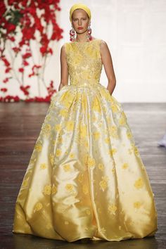 Naeem Khan Spring 2016 Ready-to-Wear Collection - Vogue Saree Bollywood, Spring Runway, Stunning Gowns, Beautiful Clothes, Spring Summer 2016, Mellow Yellow