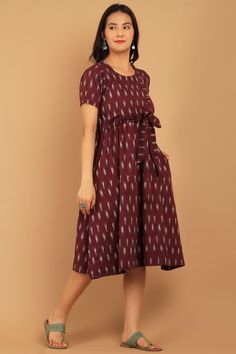 Tessuto : Handloom Ikat da Andhra Pradesh - tessuto di cotone 100% 
La lunghezza predefinita e le maniche mostrate nelle immagini, tuttavia possono essere personalizzate secondo le preferenze del cliente
 Il modello è 5'5 e indossa dimensioni piccole Cotton Fitted Midi Dress With Half Sleeves, Fitted Cotton Midi Dress With Half Sleeves, Traditional Ikat Print Dress With Short Sleeves, Casual Long Sleeve Dress With Ikat Print, Traditional Ikat Print Festive Dress, Traditional Ikat Print Festival Dresses, Fitted Ikat Print Maxi Dress, Multicolor Cotton Ikat Print Dress, Fitted Ikat Print Dress