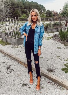 Denim jacket. Black tee. Distressed black skinny jeans. Camel/natural wedges. #casual #casualstyle #casualwomensfashion #fashion #fashionstyle #womensfashion Vetements Shoes, Black Ripped Jeans, Hipster Outfits, Mode Casual, Style Winter, Popular Outfits, Mode Inspiration, Fall Winter Outfits, Fall Outfit