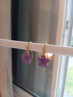 These earrings feature orchid flowers made of zinc alloy with a stainless steel ear hook. The height of the hook is 2.1 cm and the flower measures 1.7 cm. It is possible to detach the flower to use the hook with other ornaments. Orchid Flowers, Earrings Purple, Purple Orchids, Le Crochet, Christmas Deals, Orchid Flower, Ear Hook, Flower Making, Zinc Alloy