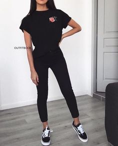 All black outfit with black and white vans Vans Outfit, Pastel Outfit, Outfit Jeans, Outfit Trends, All Black Outfit, Outfit Goals, Ladies Dress Design