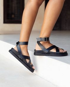 Chunky Gladiator Sandals, Sandals Outfit, Footbed Sandals, Brown Leather Sandals, Kinds Of Shoes, Hand In Hand, Vacation Outfits, Gladiator Sandals