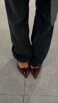 Chique Outfit, Dr Shoes, Skandinavian Fashion, Shoe Inspo, Swag Shoes, Red Heels, Mode Inspo, 가을 패션, Pretty Shoes