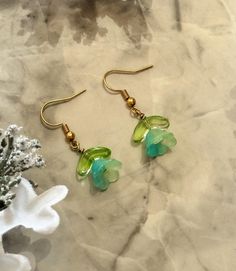 These earrings feature a beautiful flower design that exudes fairycore vibes, perfect for those who love nature-inspired accessories. Nature Inspired Accessories, Earrings Y2k, Diy Jewelry Earrings, Beautiful Flower Designs, A Beautiful Flower, Aesthetic Y2k, Earrings Flower, Floral Earrings, Y2k Aesthetic