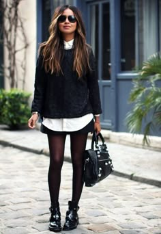 Ankle Boots Skirt, Shorts Styling, Svarta Outfits, How To Wear Ankle Boots, Rok Mini, Walking Down The Street, Looks Black, 가을 패션