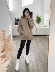 Essentials FOG Fear Of God Sweatshirt Worn By By Molly Love Leggings And A Hoodie Outfit, Casual Minimalist Winter Outfits, Leggings And Hoodie Outfit Winter, White Converse Winter Outfit, Hoodies And Leggings Outfit, Tan Sweatshirt Outfit, Outfits Streetwear Mujer, Champion Hoodie Outfit, Essential Hoodie Outfit