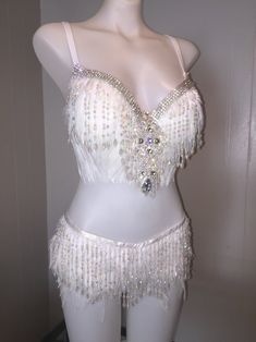 Rave Bride, Edc Fits, Women Pirates, White Rave Outfits, Dressup Ideas, Rave Outfits Diy, White Samba, Carnival Women, Egyptian Clothes