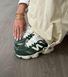 Nike Shoes Women Fashion, Sneakers Green, Trendy Shoes Sneakers, Dr Shoes, Pretty Shoes Sneakers, Kicks Shoes, Fall 23