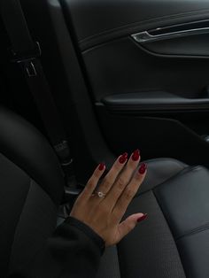 Nails Inspo Autumn 24, Nail Inspo February 2024, Simple Winter Nails Coffin, London Aesthetic Nails, Deep Red Oval Nails, Wine Wedding Nails, Holiday Nails Dark Red, Dark Red Nails Brown Skin, Soft Tip Nails