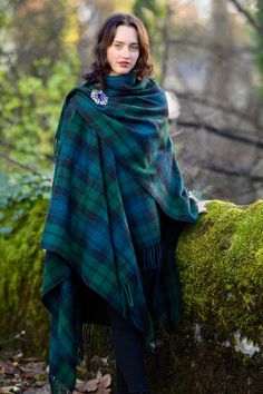 Our Highlander Ruana (pronounced roo-AH-nah) is a traditional, easy-to-wear style that exudes vibrant colour, heritage and tradition. If you love the 'Outlander' style, this is a must-have for your wardrobe! Choose from 4 - Season (lighter) or Extra Warmth (heavier) weight Outlander Style, Campbell Tartan, Tartan Scarf, Oversized Scarf, Scottish Heritage, Scottish Highlands, Soft Natural, Black Watch