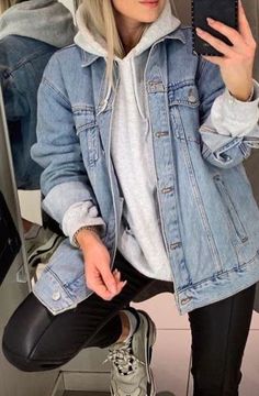 Hoodie And Leggings Outfit, Oversized Hoodie Outfit, Vestiti In Jeans, Winter Jacket Outfits, Denim Shorts Outfit, Jean Jacket Outfits, Flannel Outfits, Denim Jacket Outfit, Oversized Outfit