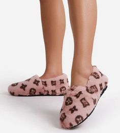 Pink Faux Furry Flat Slippers Loafers Designer Mask, Rate Me, Vibe Tribe, Flat Slippers, Pink Slippers, Hippie Vibes, Flat Slipper, My Past, Stay Safe