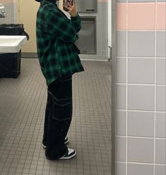 green flannel, white stitching black cargo jeans, panda dunks, mirror selfie, school outfit, college outfit, streetwear cargo pants outfit idea Black Cargo White Stitch Outfit, Black Cargo With White Stitching Outfit, Black Cargos With White Stitching, Black And White Cargo Pants Outfit, Cargo Pants Flannel Outfit, Hoodie Flannel Outfit, Black Flannel Outfit