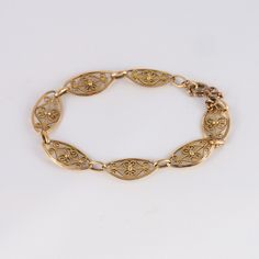 Delightful antique bracelet in 18 carat gold filigree mesh dating from the 20s. 16 cm long Buckle clasp with safety chain Gross weight: 4.7 gr Secure parcel shipping within 5 working days Armband Gold, Antique Bracelets, Gold Filigree, Bracelet Gold, Chain Link Bracelet, Link Bracelets, Chain Link, Vintage Jewelry, Jewelry Accessories