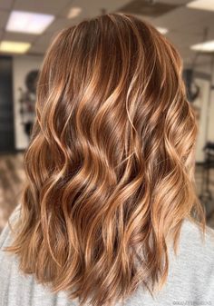 Copper Color Trends Taking Over This Fall - Bangstyle - House of Hair Inspiration Brownish Red Hair With Blonde Highlights, Bronze Balayage, Copper Highlights On Brown Hair, Golden Hair Color, Copper Blonde Hair, Strawberry Blonde Hair Color, Bronze Hair, Chocolate Brown Hair Color