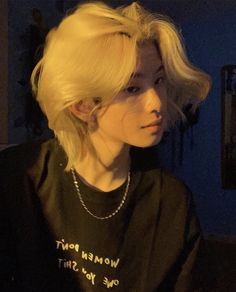 Photographie Portrait Inspiration, Golden Lighting, Arte Inspo, Manga Artist, Human Poses, Hair Reference, Short Hair Haircuts, Attractive People, 인물 사진