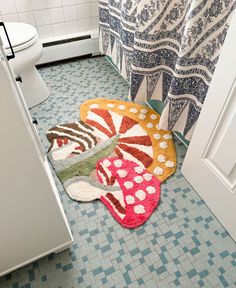 bath mat for a colorful bathroom Small Bathroom Colorful, Cute Small Bathroom, Colorful Bathroom Ideas, Bathroom Decor Dorm, Bathroom Decor College, Dorm Bathroom Decor, Cool Bathroom Decor, Trendy Bathroom Decor