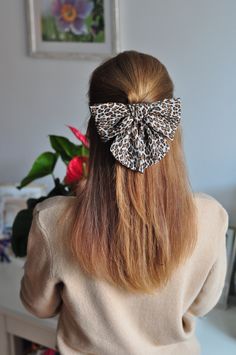 Animal print hair bow barrette is made of viscosa fabric. It's a hair bow that can accomplish your autumnal look in a very elegant and fashionable way.  Dimensions: 17,5 cm bow, 10 cm tail Gift wrapping is included. If it's a gift for somebody else, let me know please.  All items are dispatched with Poste Italiane. For spedition of all my items I use a SealedAir packaging which is made of at least 60% recycled content and is fully recyclable.  For any questions do not hesitate to contact me. Thank you! Animal Print Hair, Leopard Print Hair, Bow Barrette, Somebody Else, Bow Accessories, Style Hair, Barrette Clip, Hair Bow, Hair Bows