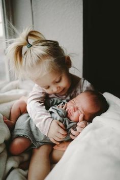 Foto Newborn, Newborn Family Photos, Sibling Photography, Baby Sleep Problems, Foto Baby, Newborn Shoot, Lifestyle Newborn, Newborn Photoshoot