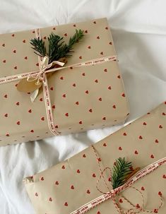 Gifts Wrapping Aesthetic, Christmas Gift Wrapping Ideas 2023, Christmas Decorations Astetic, Kado Natal Aesthetic, Aesthetic Christmas Present Wrapping, Christmas Presents Astethic, Christmas Wrapping Astethic, Christmas Aesthetic Gift Wrapping, Christmas Aesthetic Traditional