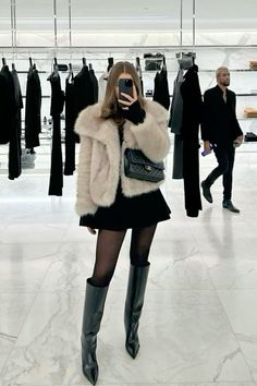 #falloutfit #fall #falloutfitideas #falloutfitsforwomen #elegantstyles #elegant #elegantoutfit #stockholm #stockholmoutfit Selfies Aesthetic, Aesthetic Chanel, Winter Mode Outfits, Pointy Boots, Adrette Outfits, Outfits Nyc