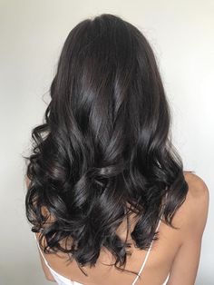 ❥Pinterest: yarenak67 Curls In Hair, Hair Color For Fall, Medium Dark Hair, Medium Black Hair, Black Hair Curls, Healthy Black Hair, Curled Hairstyles For Medium Hair, Medium Length Curls, Black Wavy Hair