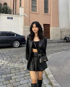 Trendy Night Out Outfits, Jihoon Kim, Leather Skirt Outfit, Warm Tights, Best Winter Outfits, Chunky Sweaters, Looks Black, September 19, Midi Skirts