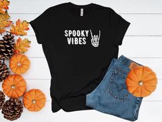 Spooky Vibes Skeleton Hand Shirt Halloween Shirt Spooky - Etsy Creepy Skull, Skull Shirt, Skeleton Shirt, Mens Halloween Costumes, Skeleton Hand, Skull Shirts