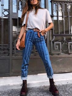 Striped Trousers Outfit, Loose Straight Jeans, Ripped Jeggings, Button Jeans, Ripped Knee Jeans, Casual Chic Outfits, Looks Jeans, Basic Fashion, Looks Party