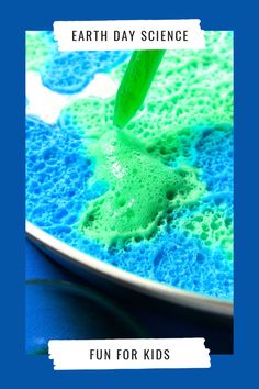 a blue and white plate with green paint on it, the words earth day science fun for kids