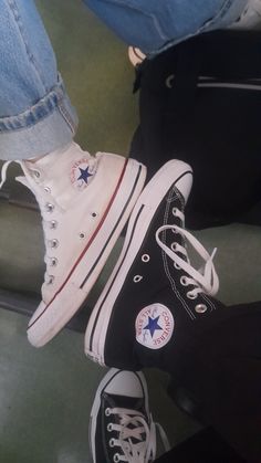 black converse Instagram Ideas Post, Animated Icons, Sneaker Head, Cute Shoes, Types Of Shoes, Chuck Taylors