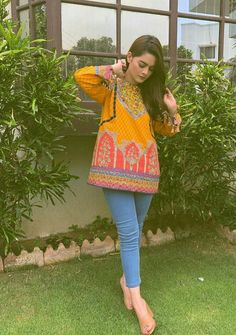 Short Kurti And Jeans, Short Kurti With Jeans, Kurti And Jeans, Pakistan Actors, Kurti With Jeans, Lawn Dresses, Minal Khan, Tight Dress Outfit, Smart Casual Dress