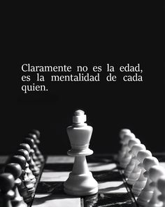 a black and white chess board with the words, ciamentonteno no es la edad, es la mentalidad de cada que queen