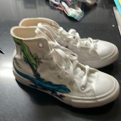 Very Cool, Used, But Hardly..Lizards Maybe Hand Painted On White High Tops. Alittle Damage On Inside Of The Left Sneakers. Like Brand New. Smoke Free House.. Converse All Star White, Chuck Taylor Converse, Converse All Stars, All Star Shoes, White High Tops, Kids Converse, Lizards, Converse All Star, Chuck Taylor