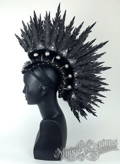 THIS PIECE WILL BE READY TO SHIP AFTER MARCH 25TH. SHE HAS A SHOOT PLANNED.    Faux feather mohawk with faux fur and foam scales. Accented with Estilo Burning Man, Feather Mohawk, Gothic Steampunk, Burning Man, Costume Design, Headdress, Wearable Art, Headpiece, Feathers