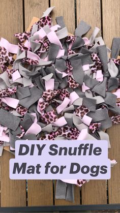 a sign that says diy snuffle mat for dogs