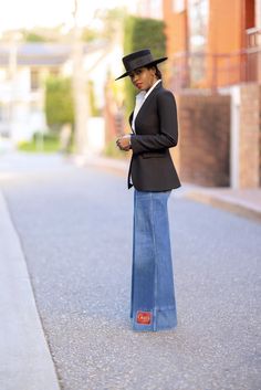 Wide Leg Jeans Outfit Dressy, Bell Button Jeans Outfit, Extra Wide Leg Jeans Outfit, Bell Bottom Jeans Outfit Fall, Wide Leg Jeans Outfit Winter, Bell Bottom Jeans Outfit, Wide Leg Jeans Outfit, Jeans Outfit Fall