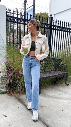 Mom Jean Outfits With Sneakers, Trendy Outfits For 20 Year Olds, Outfit Ideas Gen Z, Casual Spring Outfits With Jeans, 55 Degree Weather Outfit Spring, Coke Weather Outfits, Fitted High-waisted Cargo Jeans For Spring, Cute Daytime Outfits, Nice Jeans Outfit