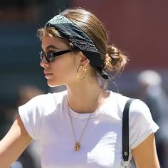 Wondering how to wear a bandana? Check this post for expert style tips and the chicest ways to wear a bandana as a shirt, tie a bandana in your hair or on your neck, and so many more! Y2k Hairstyles, Pulled Back Hairstyles, Sleek Updo, Bandana Styles, Greasy Hair Hairstyles, Hairstyle Look, Bandana Hairstyles