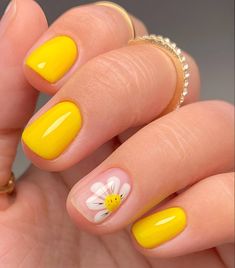 30 Gorgeous Yellow Manicures To Make You A Model - 234 Current Nail Trends 2023 Summer, Bright Yellow Nails, Nails Design Spring, Yellow Nail, Nails Yellow, Cute Gel Nails, Thanksgiving Nails, Spring Nail