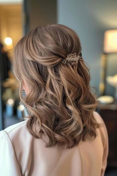 Styles For Women Over 60, Quick Bun, Hairstyle Girls, Trending Photography, Bollywood Beautiful, Curled Ends, Cool Hairstyles For Girls, Usa Christmas, Ootd Instagram