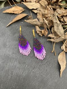 Navy purple pink ombre earrings - Small Beaded earrings - Fringe dangle earrings - Short beaded earrings - Bohemian earrings- Boho chic  ♥𝑇ℎ𝑒 𝑝𝑎𝑡𝑡𝑒𝑟𝑛 𝑜𝑓 𝑡ℎ𝑖𝑠 𝑒𝑎𝑟𝑟𝑖𝑛𝑔 𝑖𝑠 𝑐𝑟𝑒𝑎𝑡𝑒𝑑 𝑏𝑦 𝐾𝑎𝑍𝑒𝐵𝑒𝑎𝑑𝐽𝑒𝑤𝑒𝑙𝑟𝑦 ♥𝑀𝑎𝑑𝑒 𝑢𝑠𝑖𝑛𝑔 𝑓𝑟𝑒𝑒ℎ𝑎𝑛𝑑 𝑏𝑒𝑎𝑑𝑖𝑛𝑔 𝑤𝑜𝑣𝑒𝑛 𝑡𝑒𝑐ℎ𝑛𝑖𝑞𝑢𝑒𝑠 𝑤𝑖𝑡ℎ 𝑠𝑡𝑟𝑜𝑛𝑔 𝑠𝑦𝑛𝑡ℎ𝑒𝑡𝑖𝑐 𝑡ℎ𝑟𝑒𝑎𝑑. ♥𝑇ℎ𝑒 𝑠𝑖𝑧𝑒 𝑜𝑓 𝑡ℎ𝑒 𝑠𝑒𝑒𝑑 𝑏𝑒𝑎𝑑𝑠 𝑢𝑠𝑒𝑑 𝑖𝑠 2 𝑚𝑖𝑙𝑙𝑖𝑚𝑒𝑡𝑒𝑟𝑠 𝑎𝑛𝑑 𝑏𝑒𝑎𝑑𝑠 𝑎𝑟𝑒 ℎ𝑖𝑔ℎ 𝑞𝑢𝑎𝑙𝑖𝑓𝑖𝑒𝑑. ♥𝐴𝑙𝑙 𝑡ℎ𝑒 ℎ𝑜𝑜𝑘𝑠 𝑢𝑠𝑒𝑑 𝑖𝑛 𝑜𝑢𝑟 𝑗𝑒𝑤𝑒𝑙𝑟𝑦 𝑎𝑟𝑒 24 𝑘 𝑔𝑜𝑙𝑑 𝑝𝑙𝑎𝑡𝑒𝑑 𝑎𝑛𝑑 ℎ𝑦𝑝𝑜𝑎𝑙𝑙𝑒𝑟𝑔𝑒𝑛𝑖𝑐. ♥𝑇ℎ𝑒𝑠𝑒 𝑎𝑟𝑒 𝑣𝑒𝑟𝑦 𝑙𝑖𝑔ℎ𝑡 𝑒𝑎𝑟𝑟𝑖𝑛𝑔𝑠 𝑡ℎ𝑎𝑡 𝑦𝑜𝑢 𝑐𝑎𝑛 𝑤𝑒𝑎𝑟 𝑎𝑙𝑙 𝑑𝑎𝑦 𝑤𝑖𝑡ℎ𝑜𝑢𝑡 ℎ𝑢𝑟𝑡𝑖𝑛𝑔 𝑦𝑜𝑢𝑟 𝑒𝑎𝑟! The only Short Fringe Seed Bead Earrings, Single Purple Drop Earring, Purple Single Drop Earring, Bohemian Purple Chandelier Earrings With Ear Wire, Handmade Purple Chandelier Earrings As Gift, Purple Long Drop Earrings With Ear Wire, Purple Teardrop Beaded Earrings With Dangling Beads, Purple Dangle Earrings With Beads, Purple Drop Earrings With Dangling Beads