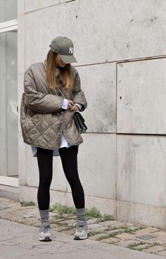 Quilted Jacket Outfit, Look Boho Chic, Mode Casual, Looks Chic, Sporty Chic, Sporty Outfits