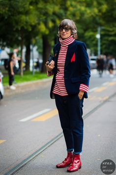 Ana Gimeno Brugada Archives - STYLE DU MONDE | Street Style Street Fashion Photos Mode Over 50, Look Fashionista, Street Style 2017, Over 60 Fashion, Minimalist Capsule Wardrobe, 60 Fashion