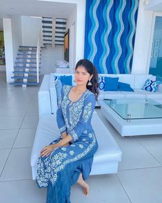 Chicken Kari Kurta With Jeans, Chicken Kari Kurta, Kurta Styling, Asian Fits, Aesthetic Self Portrait, Long Exposure Portrait, Cotton Dress Indian, Movies Wallpaper, Lucknowi Kurta