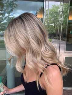 Armpit Length Blonde Hair, Light Brown Hair With Blonde Highlights And Lowlights, Lived In Summer Blonde, Cool Tone Blonde Balayage, Semi Short Hair, Air Touch Hair, Lived In Blonde Balayage, Lived In Balayage, Blonde Hair Pale Skin