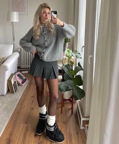 Black Mini Moon Boots, Grey Moon Boots Outfit, Grey Pleat Skirt Outfit, Grey Miniskirt Outfits, Gray Skirt Fall Outfit, Mini Skirt And Boots Outfit Winter, Grey Pleated Skirt Outfit Winter, Moon Boots Outfit Skirt, White Mini Skirt Outfit Aesthetic