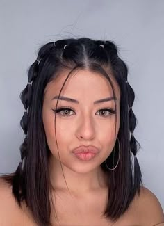 Summer 2022 Hair Trends, 2022 Hair Trends, Rave Hairstyles, Halloweenský Makeup, Rave Hair, Fest Outfits, Hairdos For Short Hair, Peinados Fáciles Para Cabello Corto, Penteado Cabelo Curto