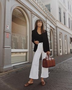 Looks Básicos mas com muito estilo para o seu dia a dia – Industria Textil e do Vestuário - Textile Industry - Ano XIV Minimal Stil, Minimal Chic Style, Minimalist Moda, White Pants Outfit, Black And White Outfit, Trend Fashion, 가을 패션, Look Casual, White Pants